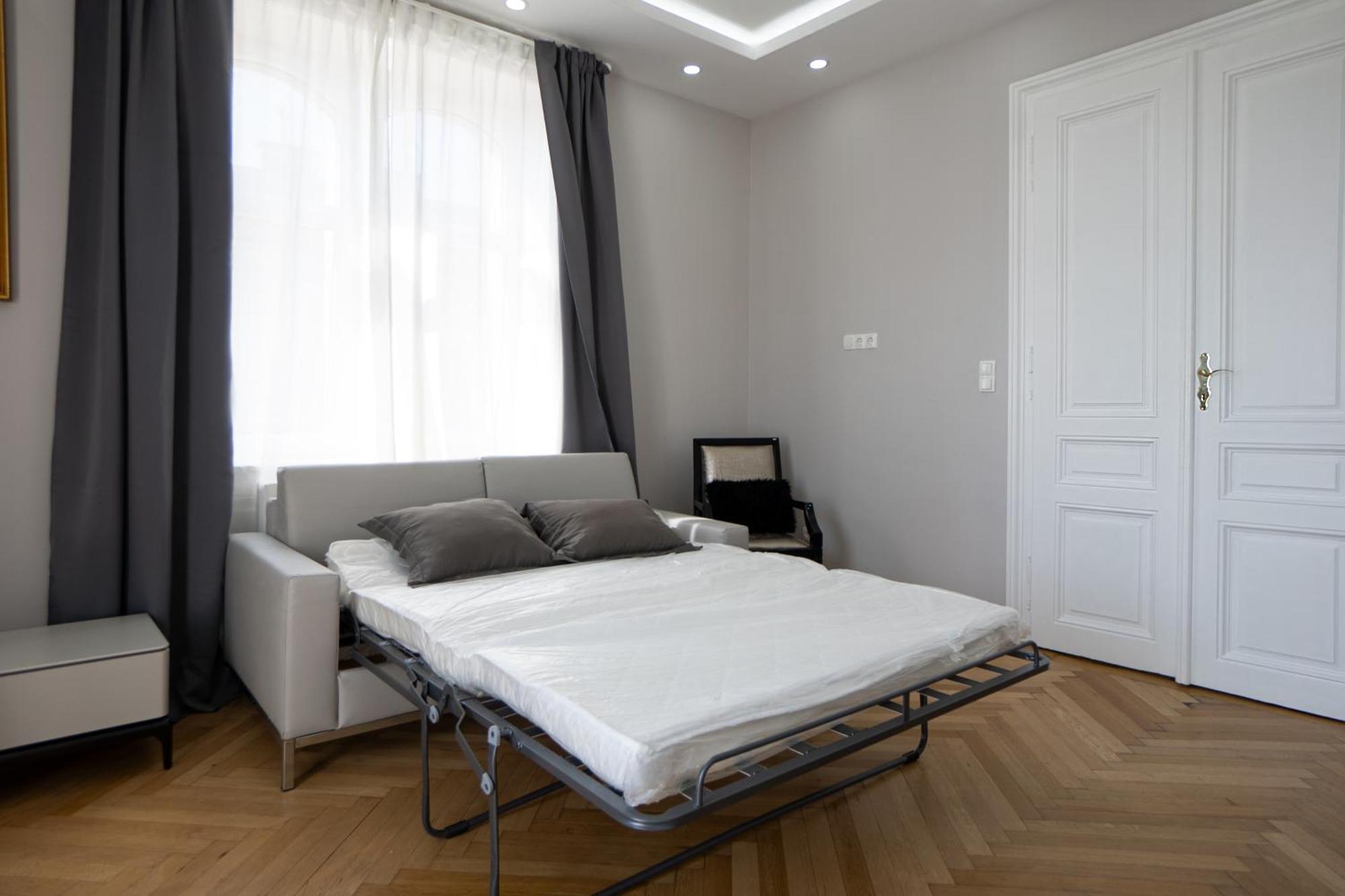 Charming 2-Room Apartment With Balcony, 15 Min To Center Wina Bagian luar foto
