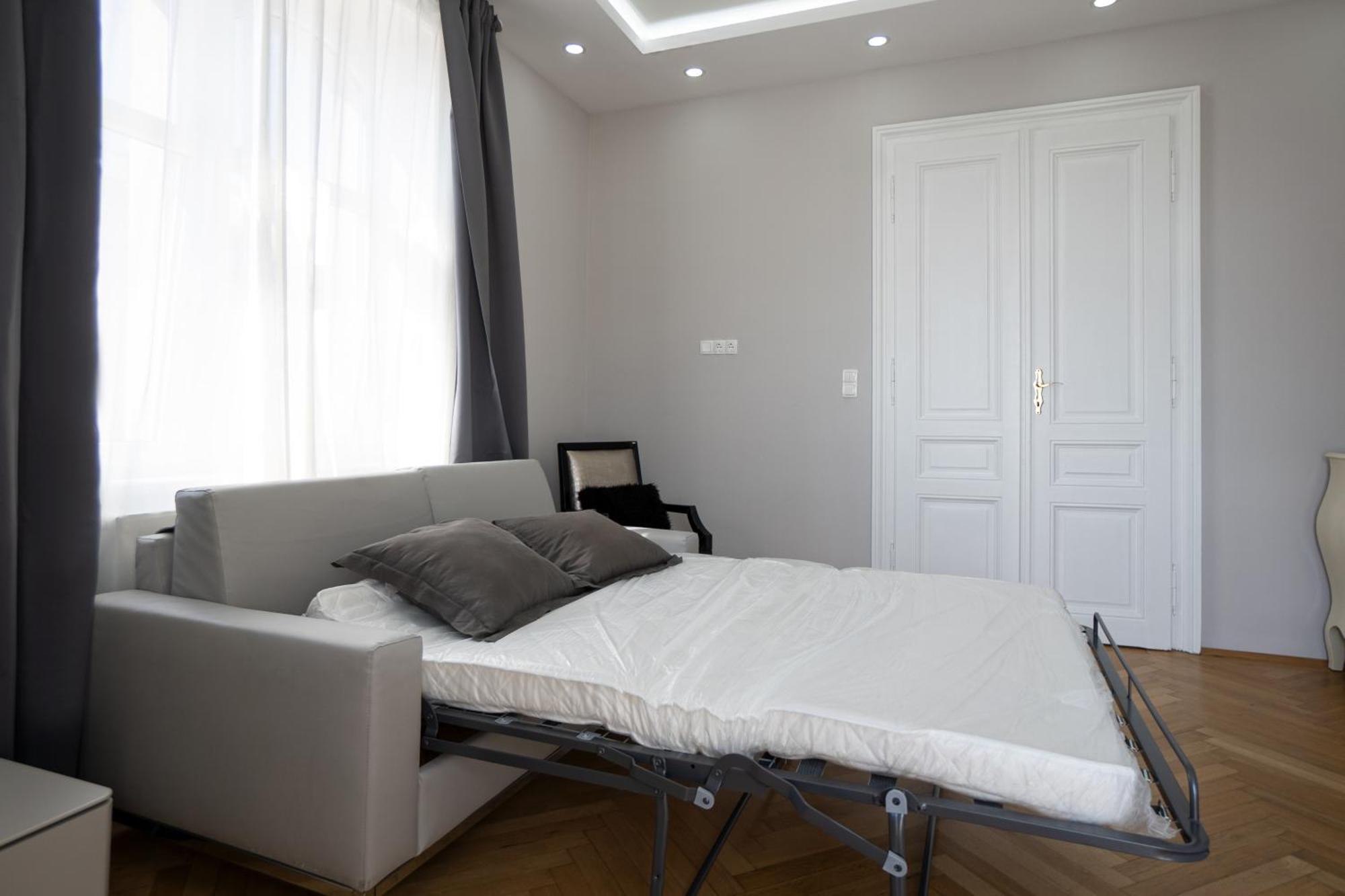 Charming 2-Room Apartment With Balcony, 15 Min To Center Wina Bagian luar foto