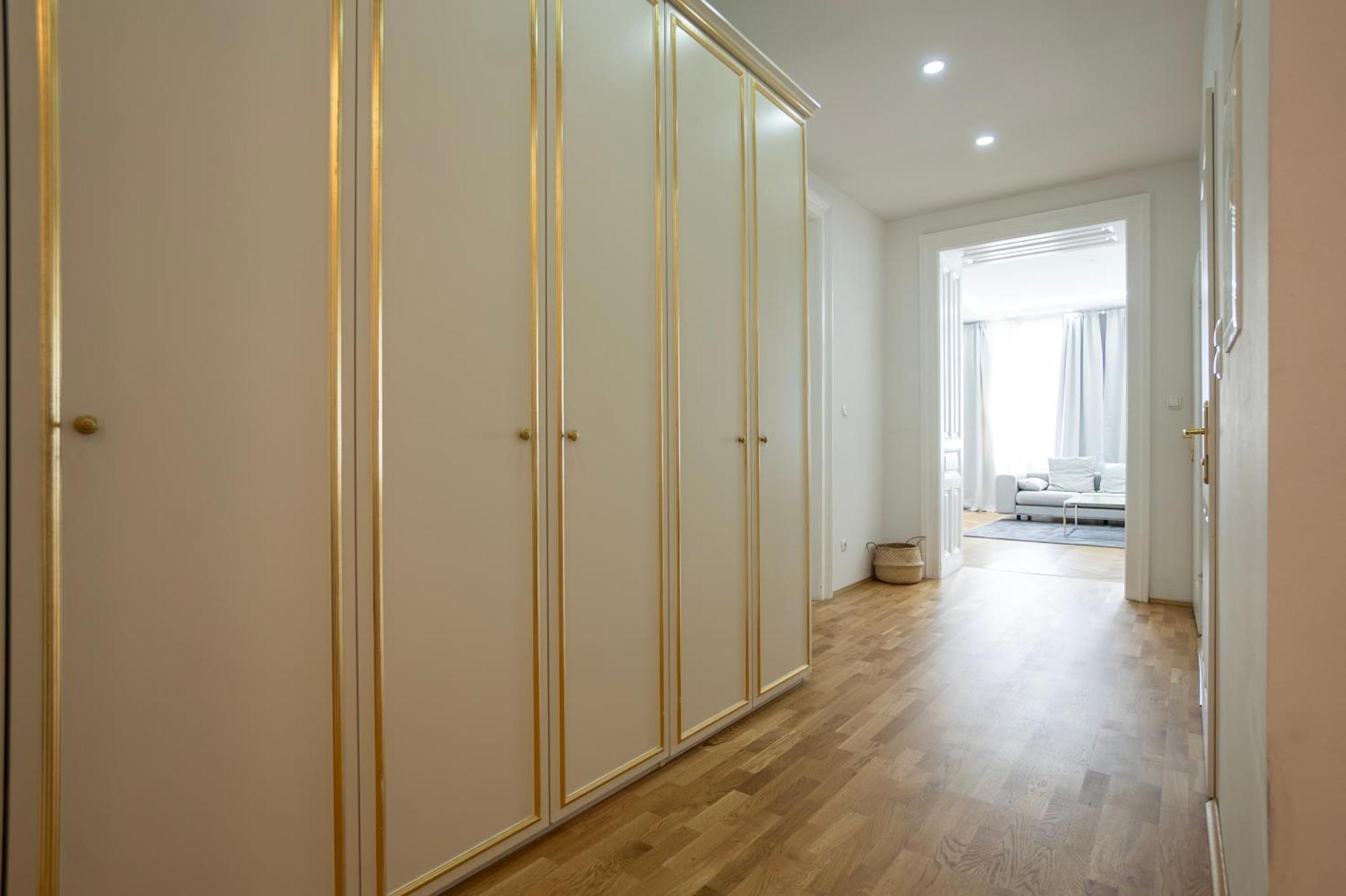 Charming 2-Room Apartment With Balcony, 15 Min To Center Wina Bagian luar foto