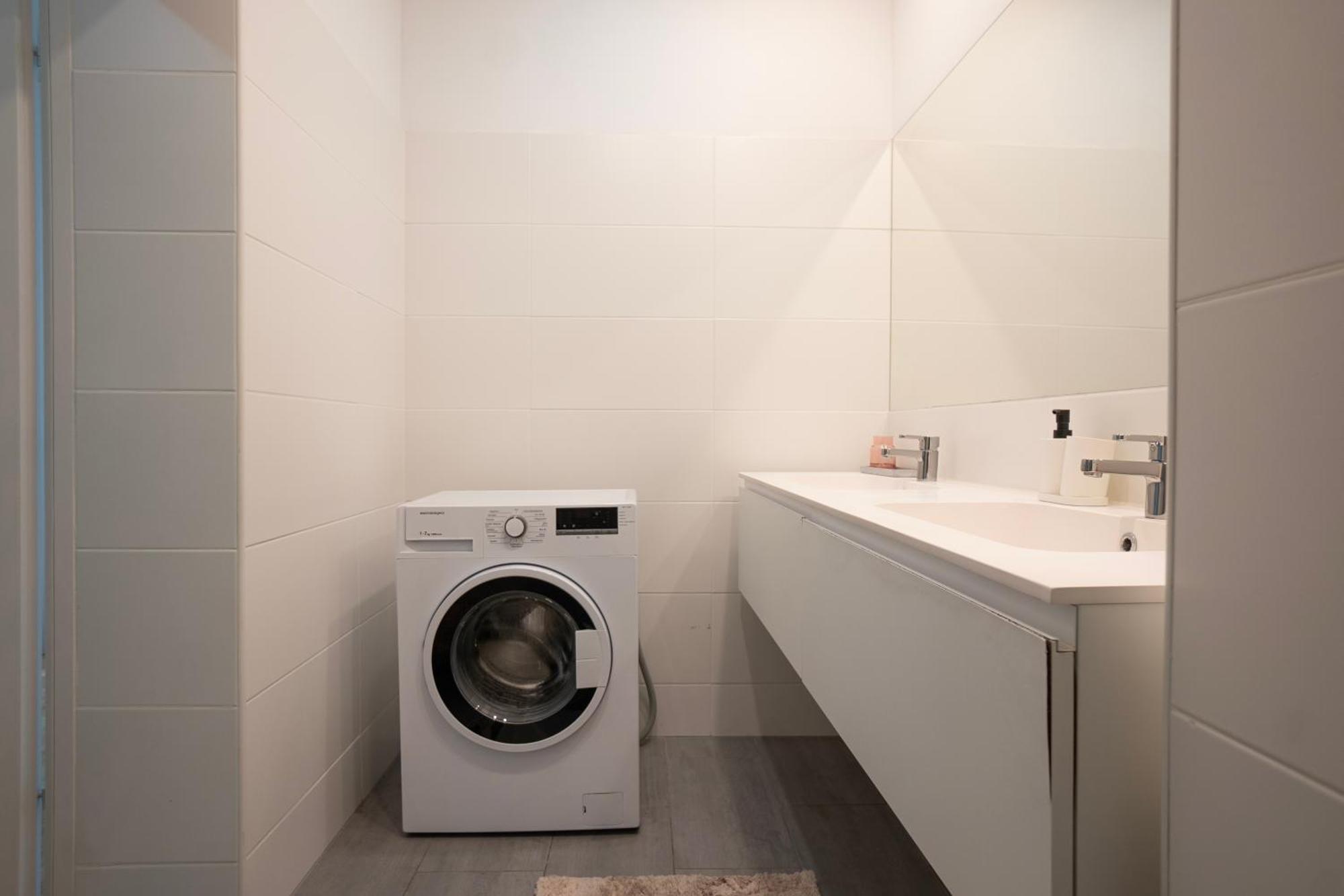 Charming 2-Room Apartment With Balcony, 15 Min To Center Wina Bagian luar foto