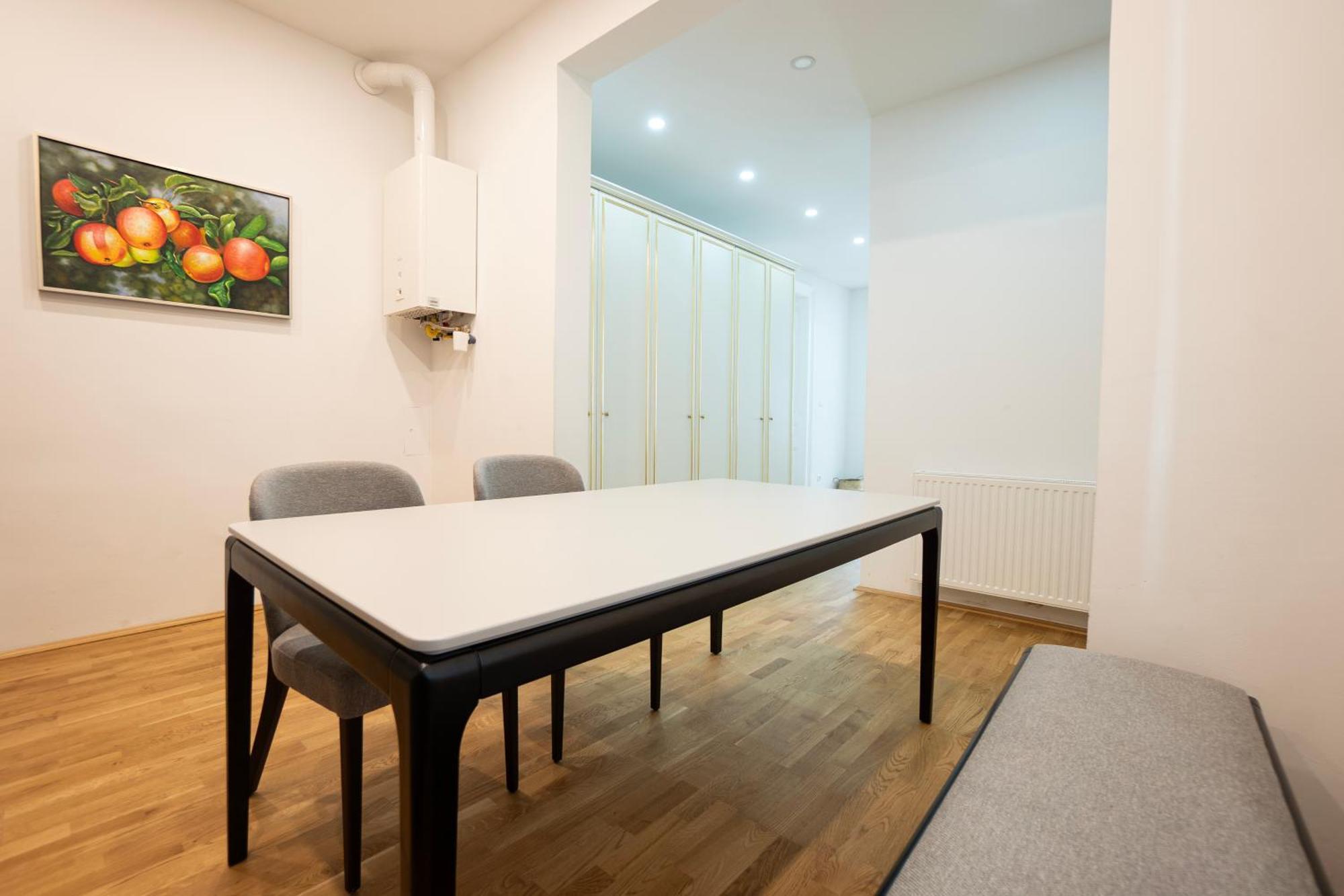 Charming 2-Room Apartment With Balcony, 15 Min To Center Wina Bagian luar foto