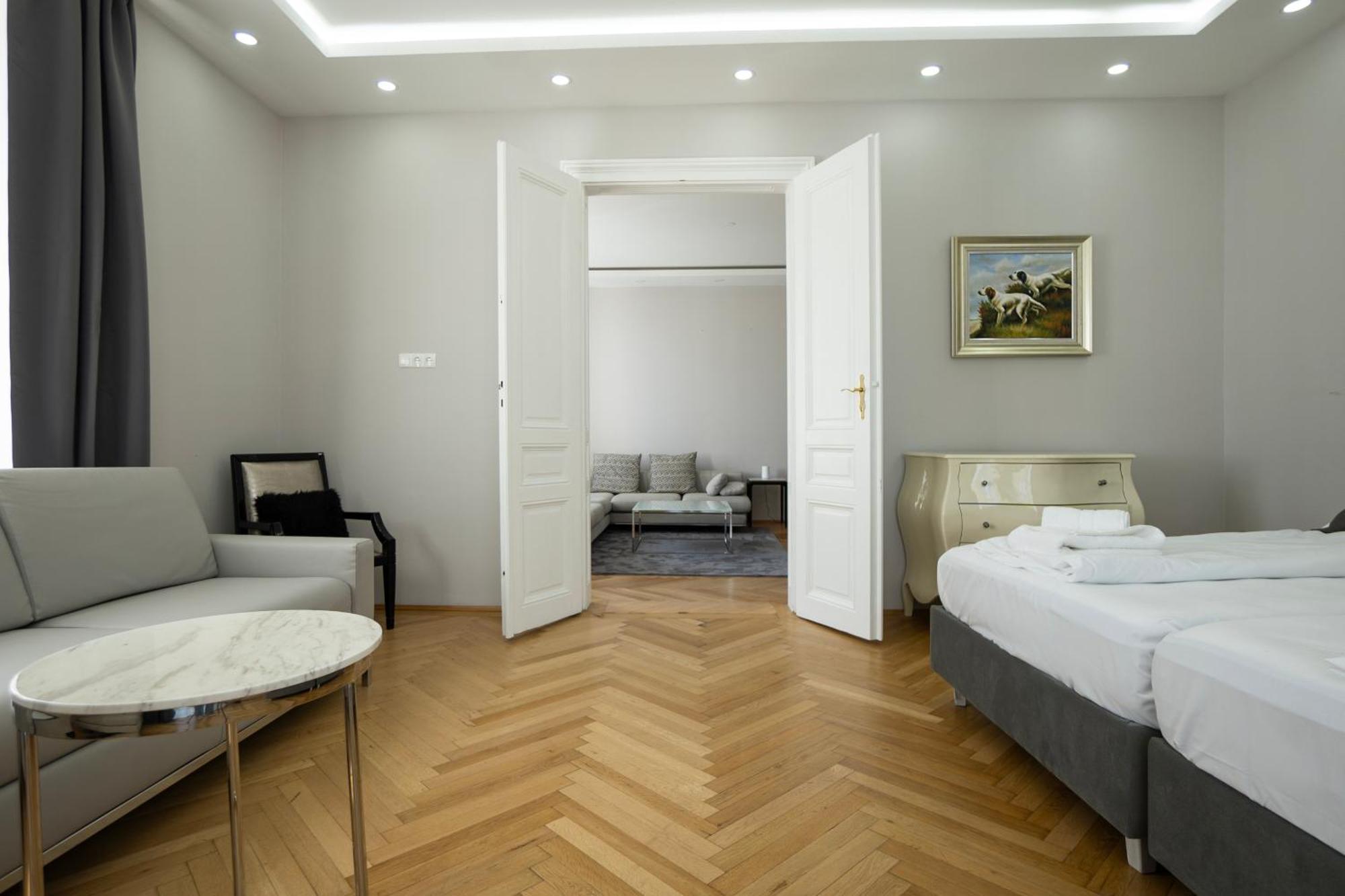Charming 2-Room Apartment With Balcony, 15 Min To Center Wina Bagian luar foto