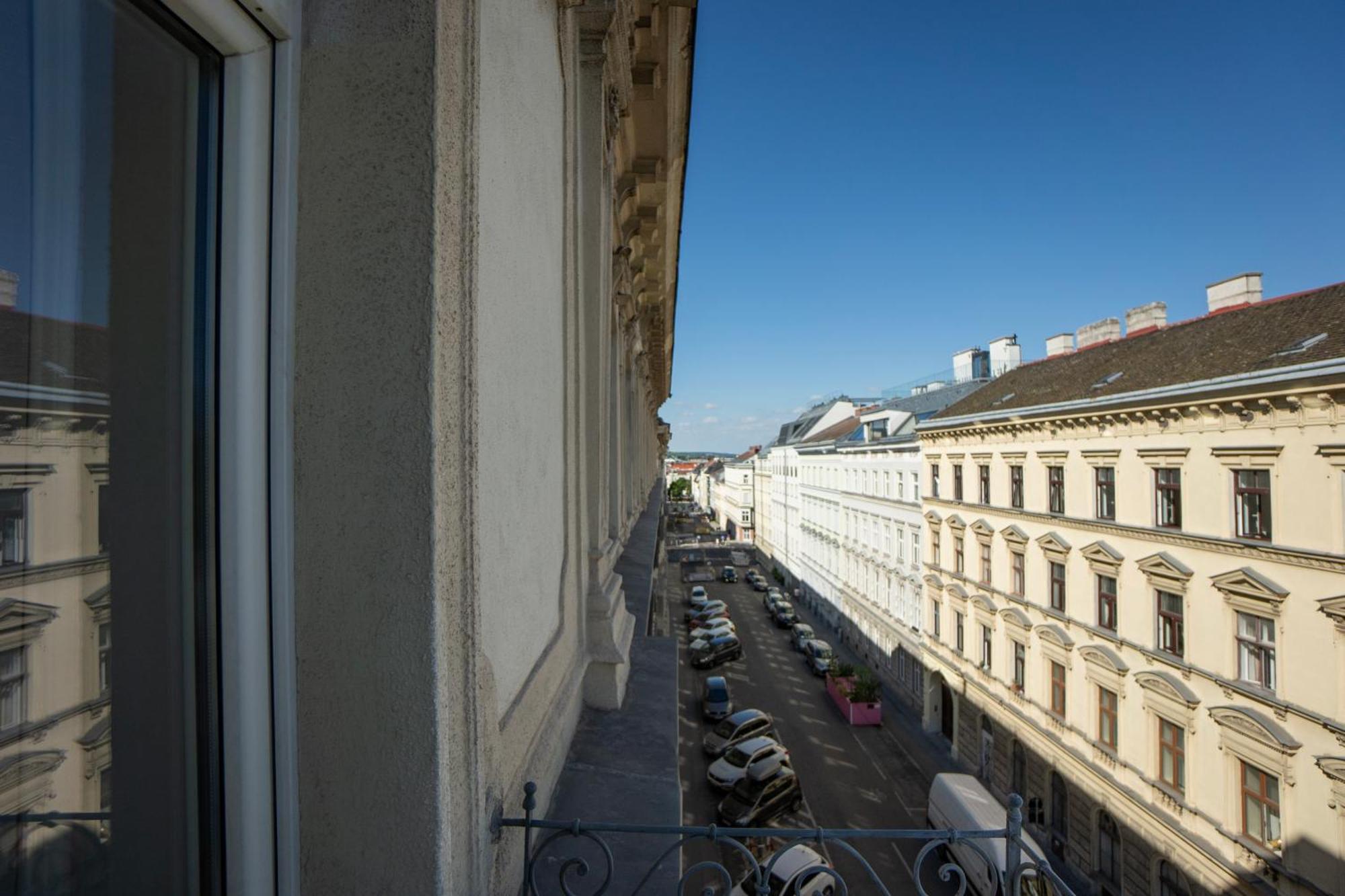 Charming 2-Room Apartment With Balcony, 15 Min To Center Wina Bagian luar foto
