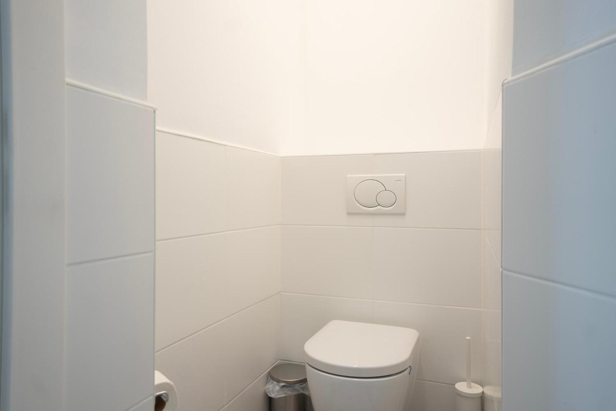 Charming 2-Room Apartment With Balcony, 15 Min To Center Wina Bagian luar foto