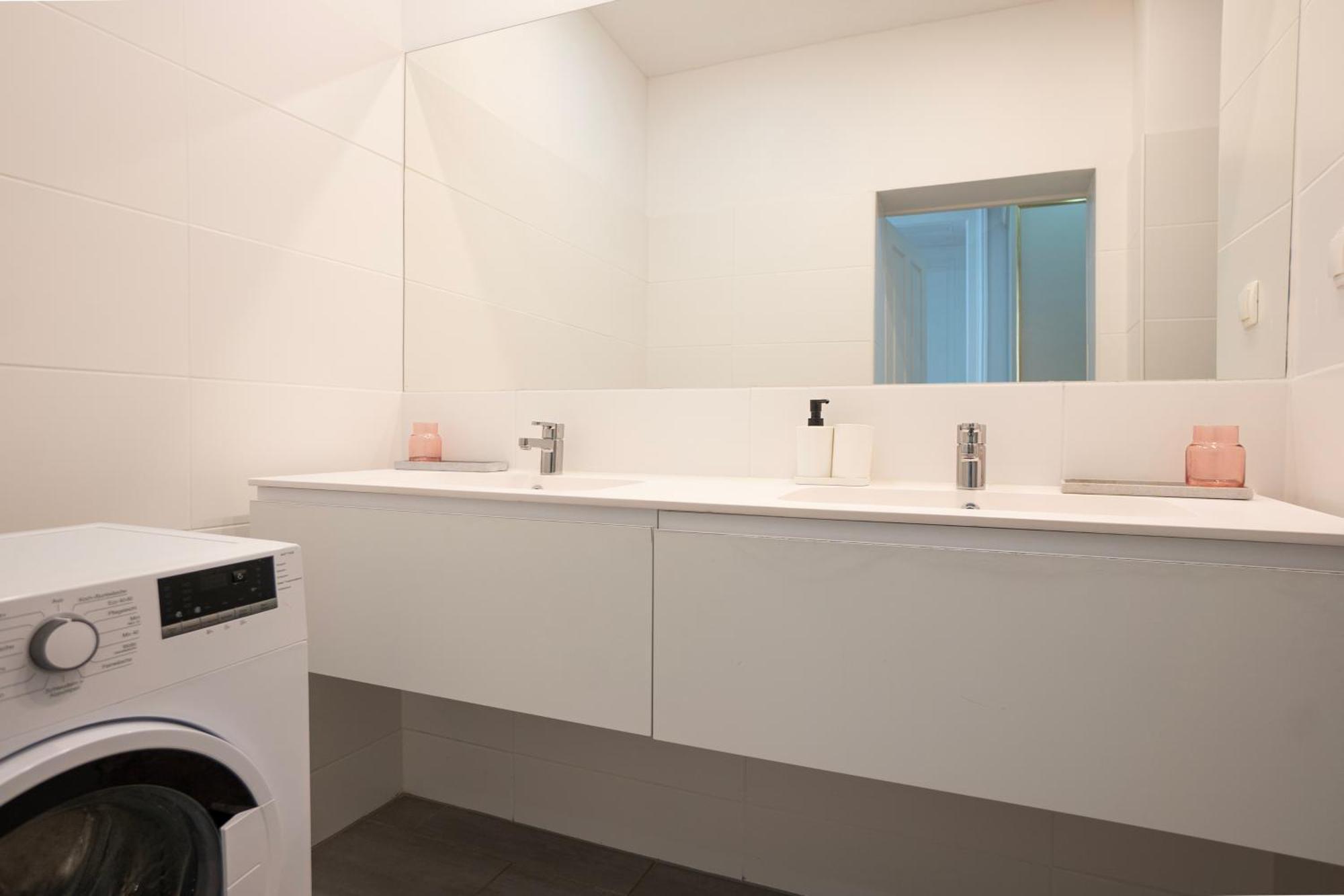 Charming 2-Room Apartment With Balcony, 15 Min To Center Wina Bagian luar foto