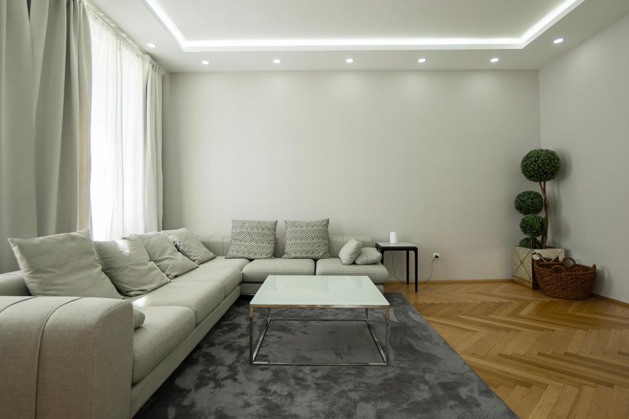 Charming 2-Room Apartment With Balcony, 15 Min To Center Wina Bagian luar foto