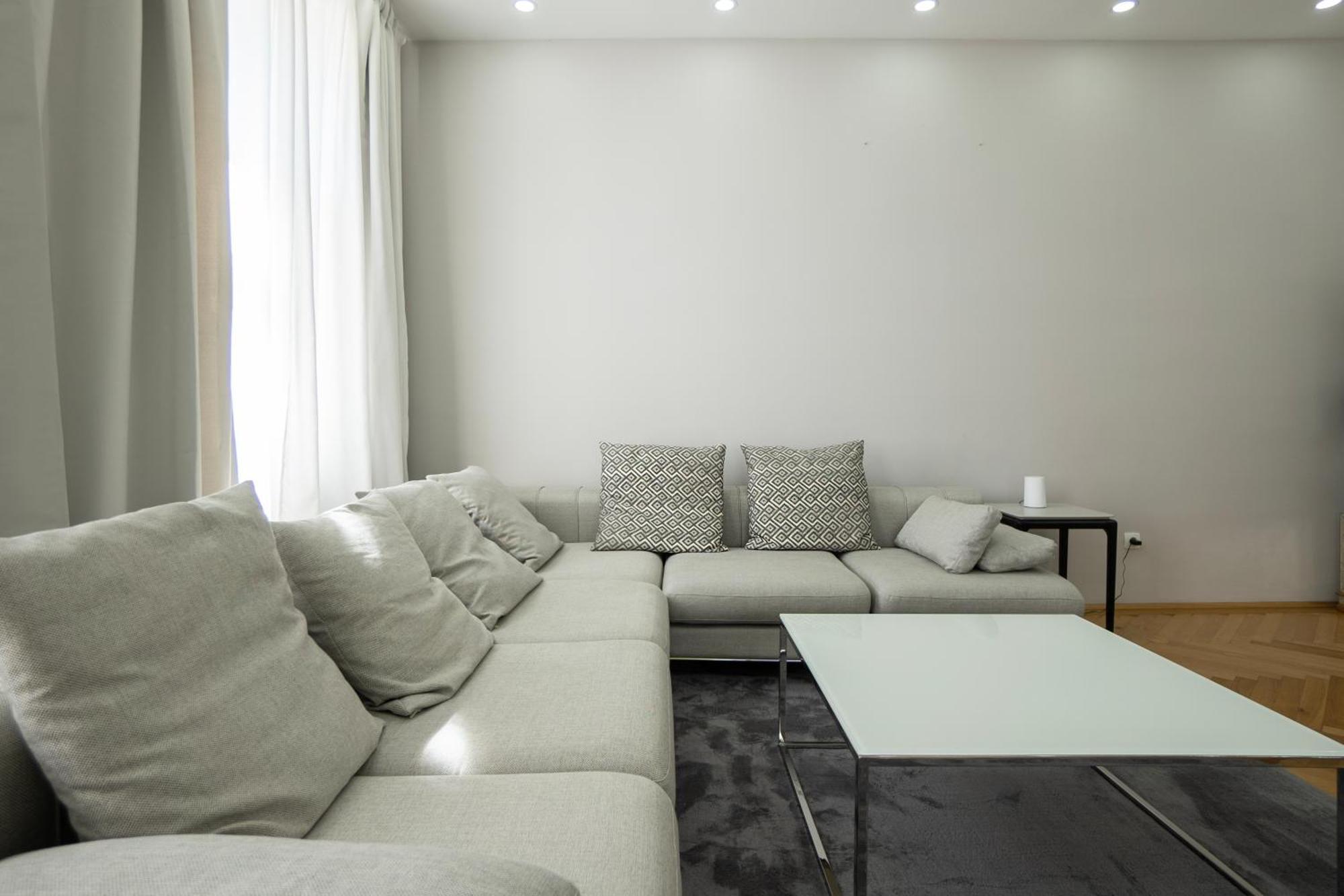 Charming 2-Room Apartment With Balcony, 15 Min To Center Wina Bagian luar foto