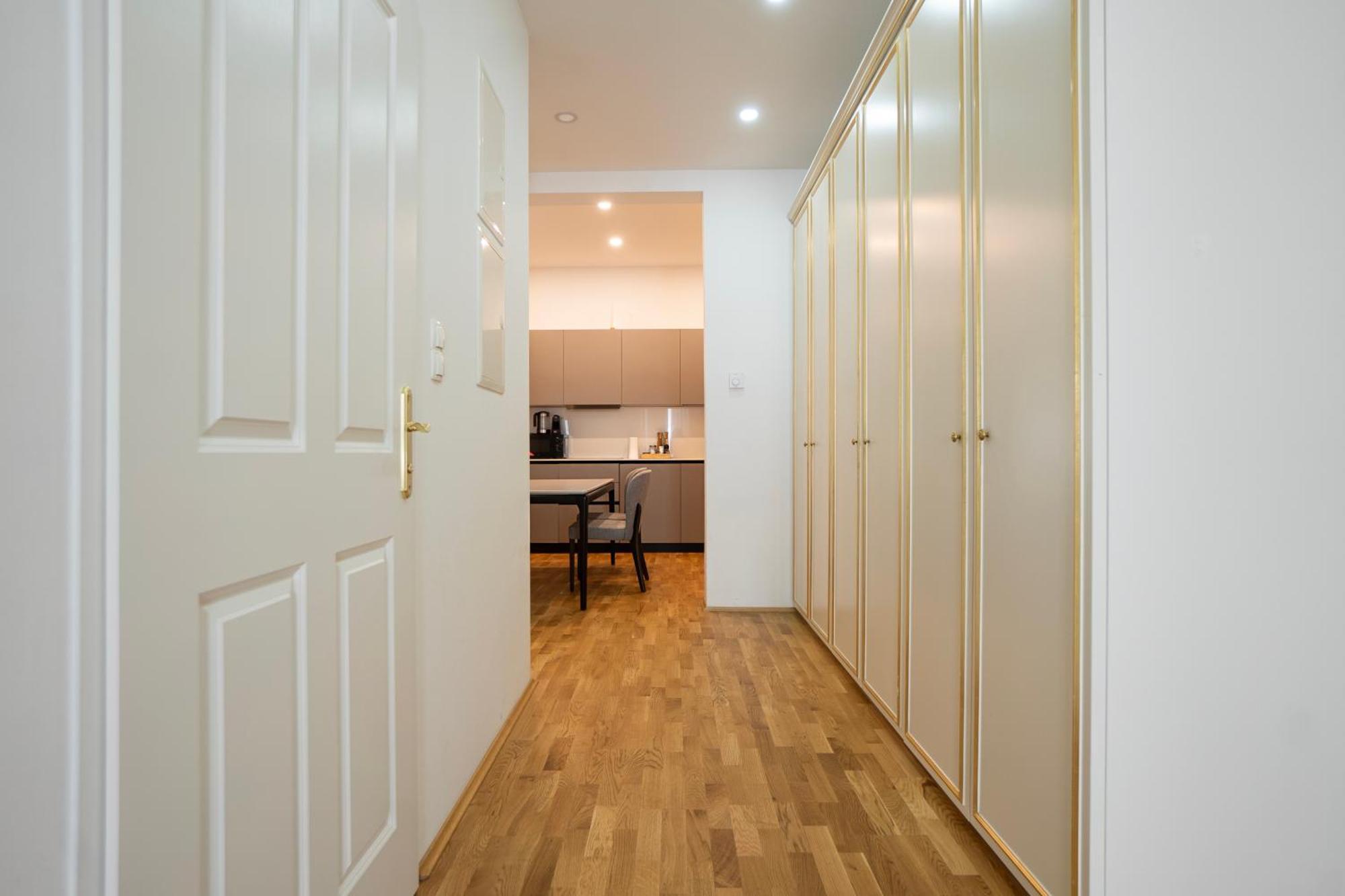 Charming 2-Room Apartment With Balcony, 15 Min To Center Wina Bagian luar foto