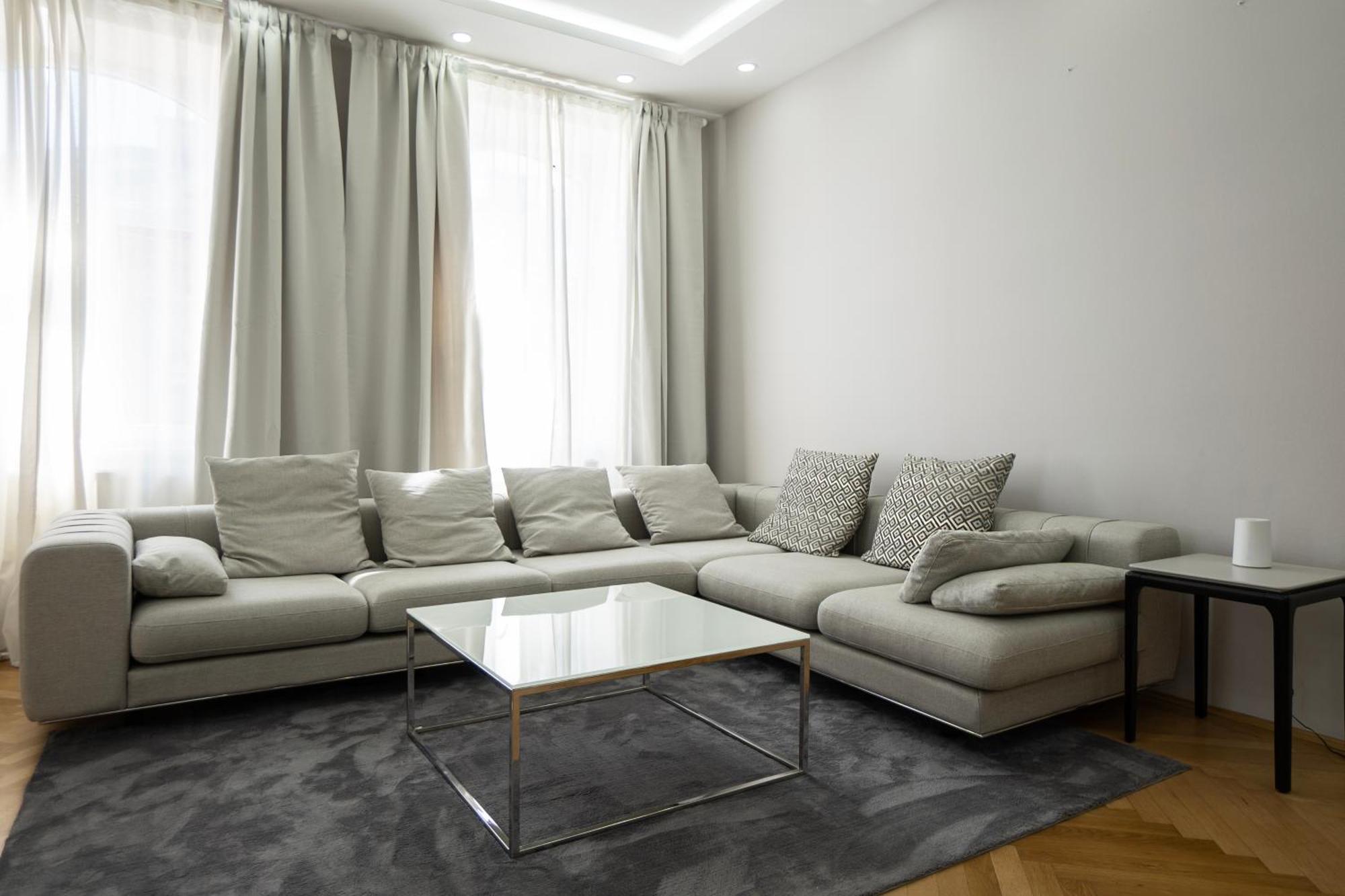 Charming 2-Room Apartment With Balcony, 15 Min To Center Wina Bagian luar foto
