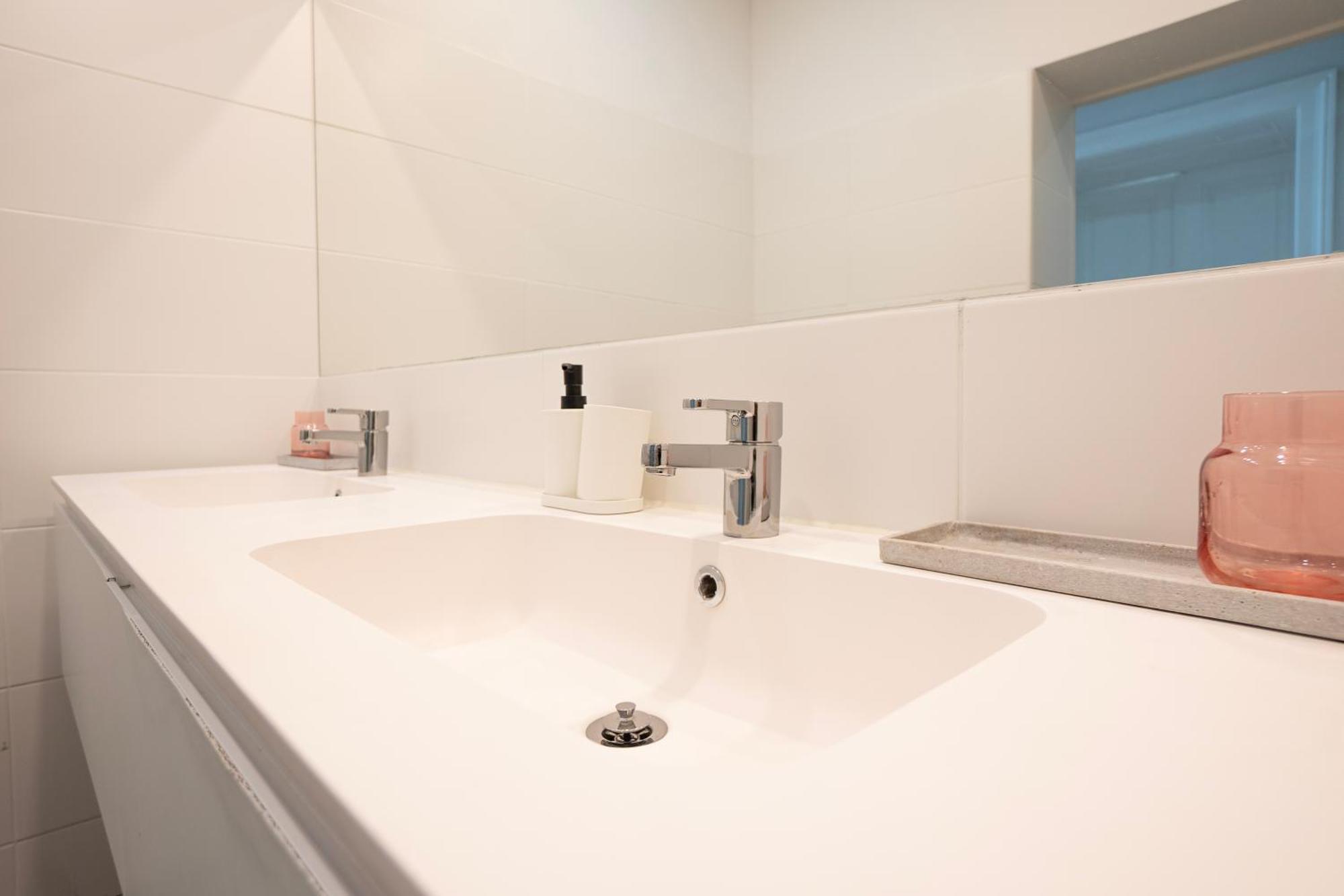 Charming 2-Room Apartment With Balcony, 15 Min To Center Wina Bagian luar foto