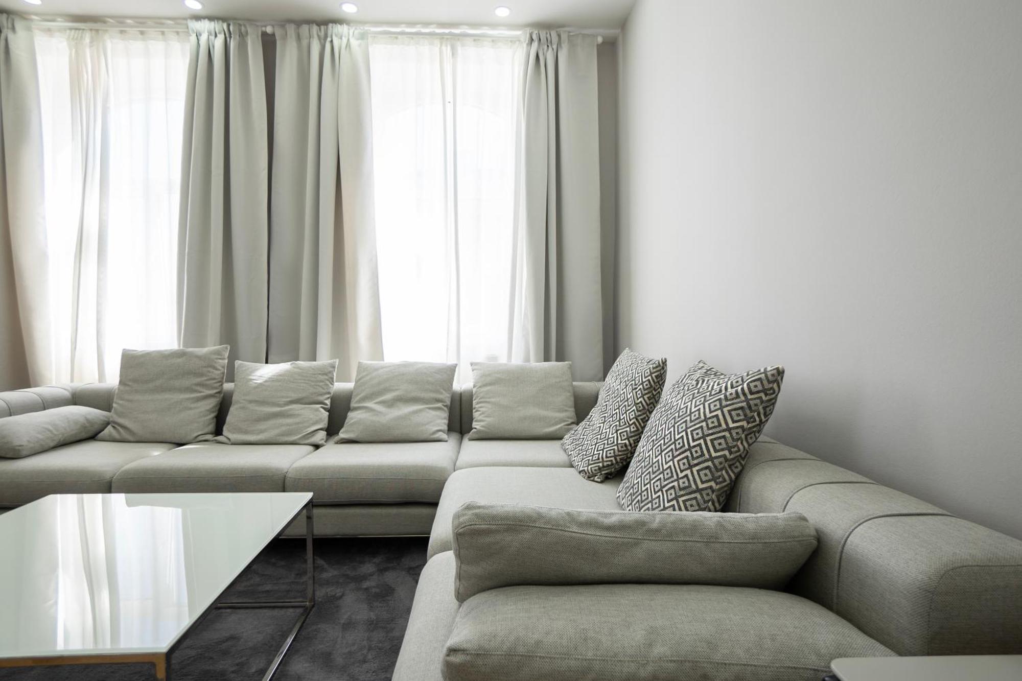 Charming 2-Room Apartment With Balcony, 15 Min To Center Wina Bagian luar foto