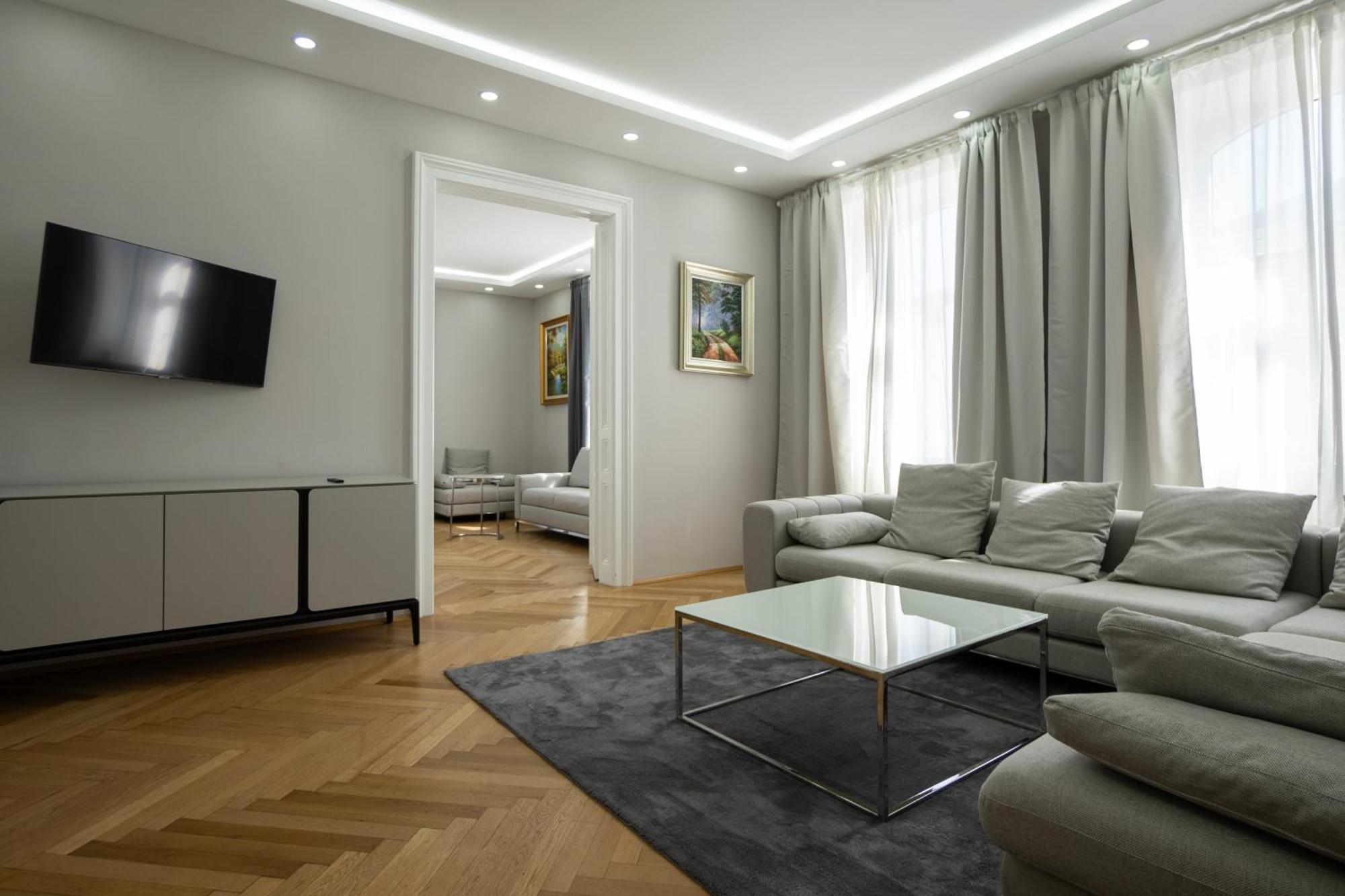 Charming 2-Room Apartment With Balcony, 15 Min To Center Wina Bagian luar foto