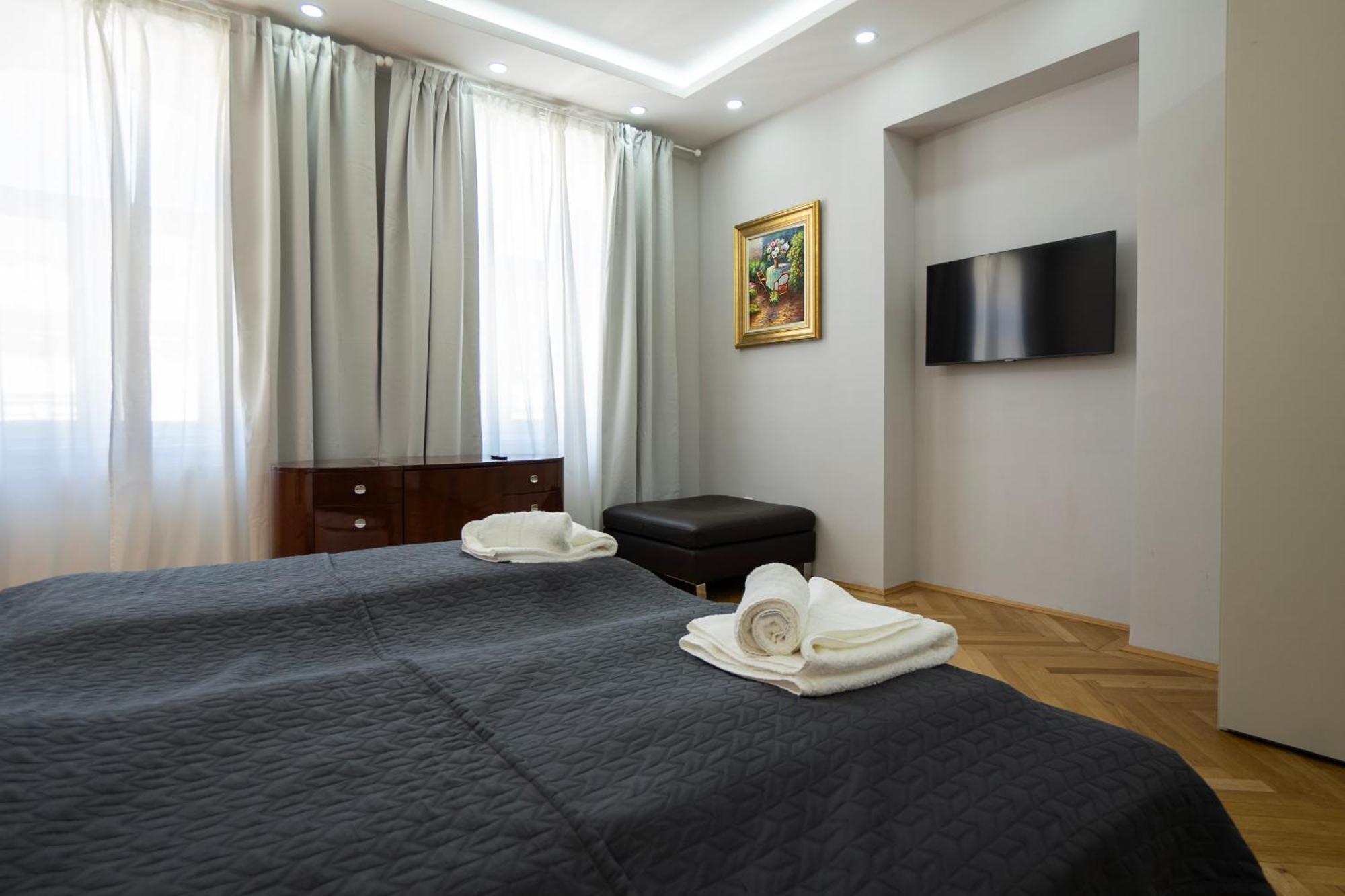 Charming 2-Room Apartment With Balcony, 15 Min To Center Wina Bagian luar foto